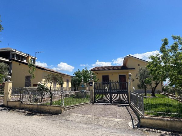 casa indipendente in vendita ad Ariano Irpino in zona Cardito