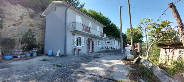 casa indipendente in vendita ad Ariano Irpino in zona Valleluogo.