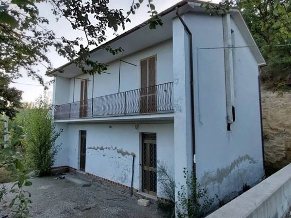 casa indipendente in vendita ad Ariano Irpino in zona Frolice