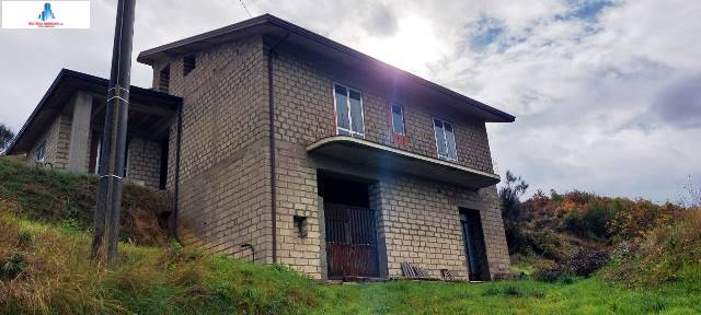 casa indipendente in vendita ad Ariano Irpino in zona Frolice