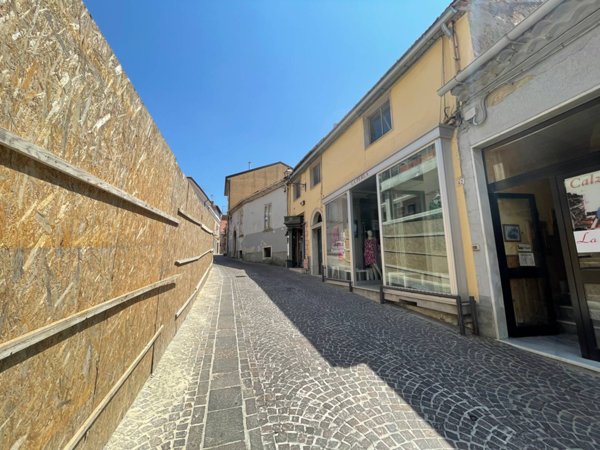 locale commerciale in vendita ad Ariano Irpino in zona San Pietro