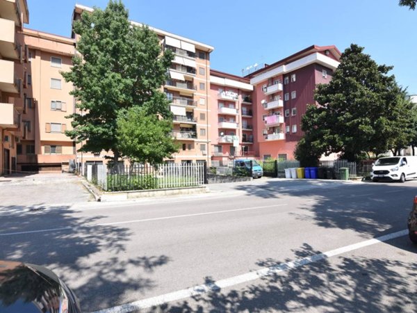 locale commerciale in vendita ad Atripalda