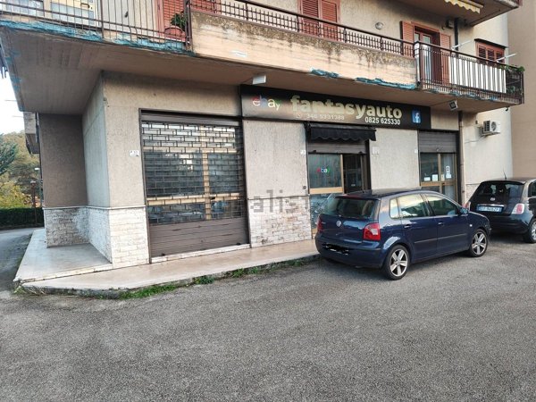 locale commerciale in vendita ad Atripalda