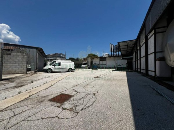 locale di sgombero in vendita ad Atripalda