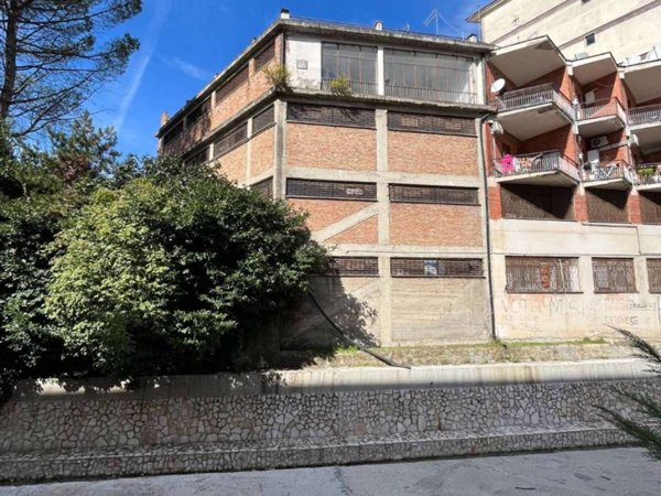 locale commerciale in vendita ad Atripalda