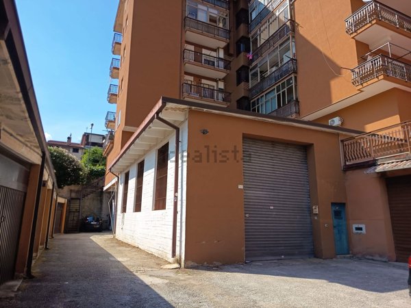 locale di sgombero in vendita ad Atripalda
