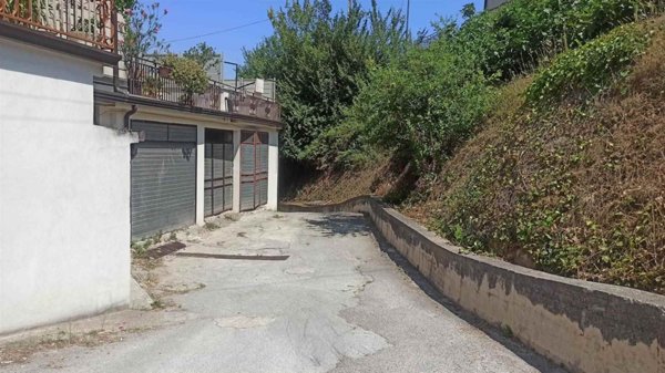 locale di sgombero in vendita ad Atripalda