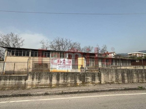 locale commerciale in vendita ad Avella