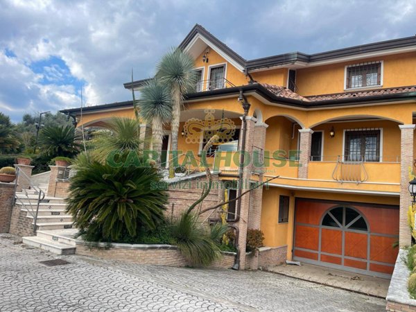 casa indipendente in vendita ad Avella