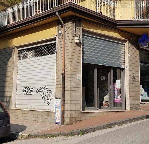 negozio in vendita ad Avellino