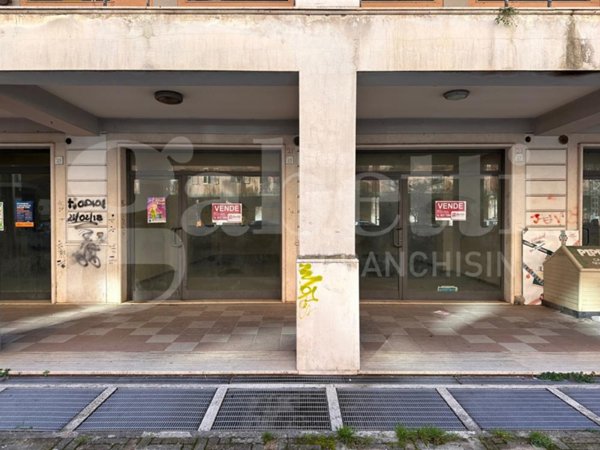 negozio in vendita ad Avellino
