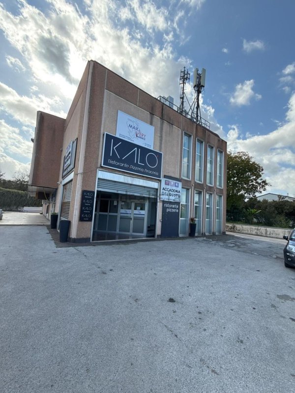 locale commerciale in vendita ad Avellino