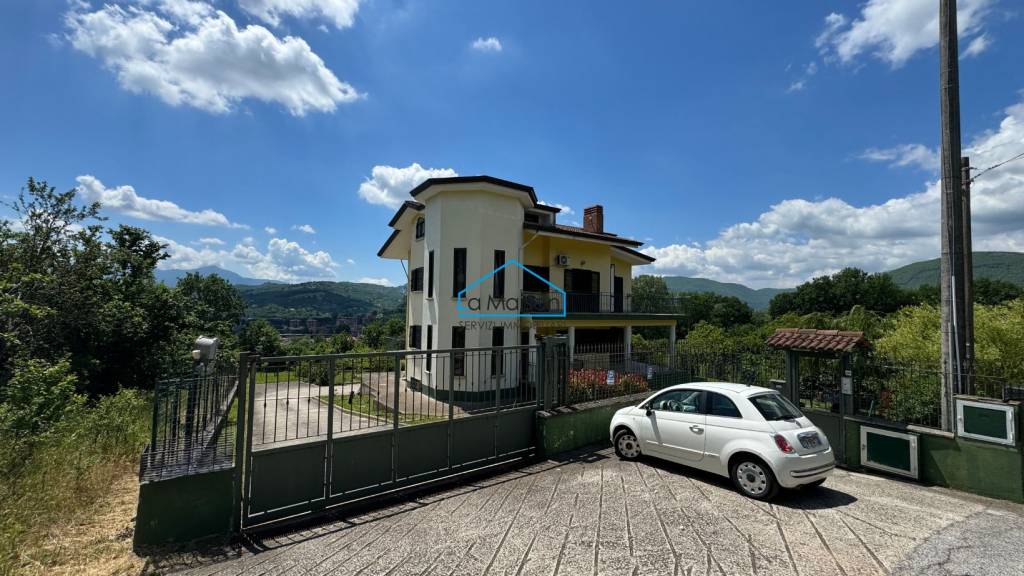 casa indipendente in vendita ad Avellino in zona Valle-Ponticelli