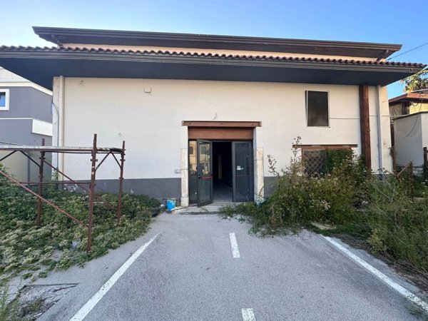 negozio in vendita ad Avellino in zona Pianodardine