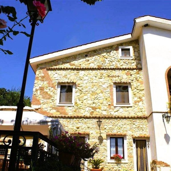 casa indipendente in vendita ad Avellino in zona Centro Città