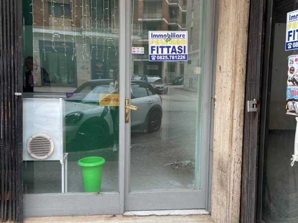 negozio in vendita ad Avellino in zona Centro Città