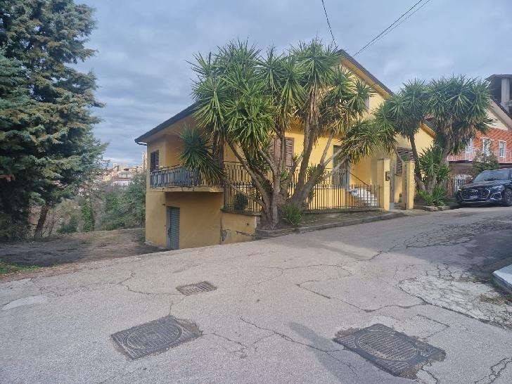 casa indipendente in vendita ad Avellino