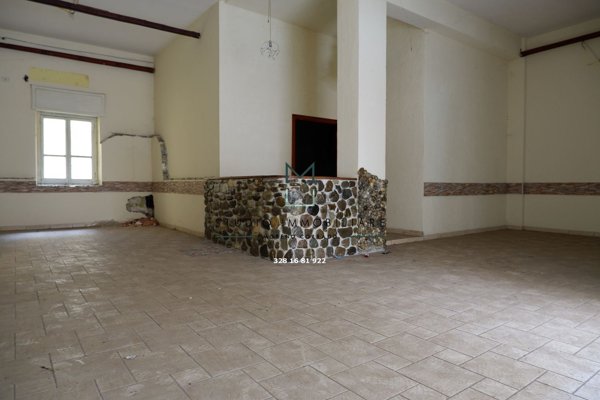 locale commerciale in vendita ad Avellino