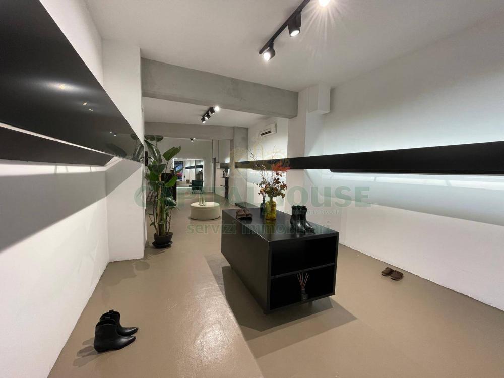 locale commerciale in vendita ad Avellino in zona Centro Città