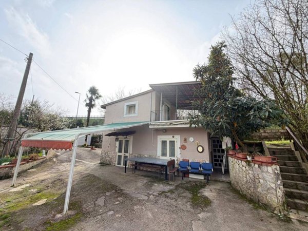 casa indipendente in vendita ad Avellino in zona Pianodardine