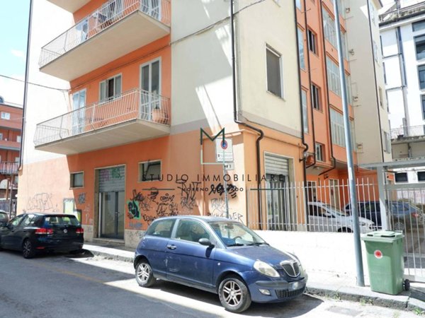 negozio in vendita ad Avellino in zona Centro Città
