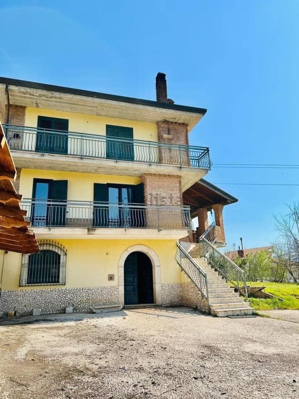 casa indipendente in vendita ad Avellino in zona Pianodardine