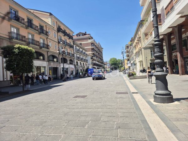negozio in vendita ad Avellino in zona Centro Città