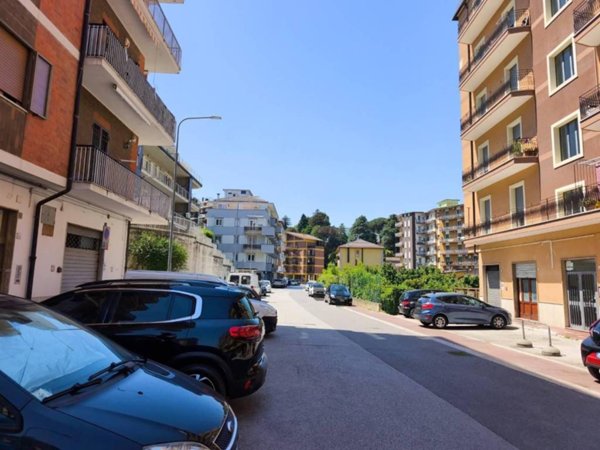 negozio in vendita ad Avellino in zona Centro Città