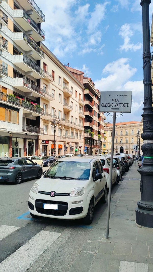 locale commerciale in vendita ad Avellino