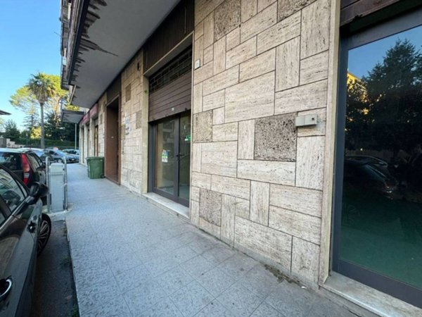 negozio in vendita ad Avellino in zona Centro Città