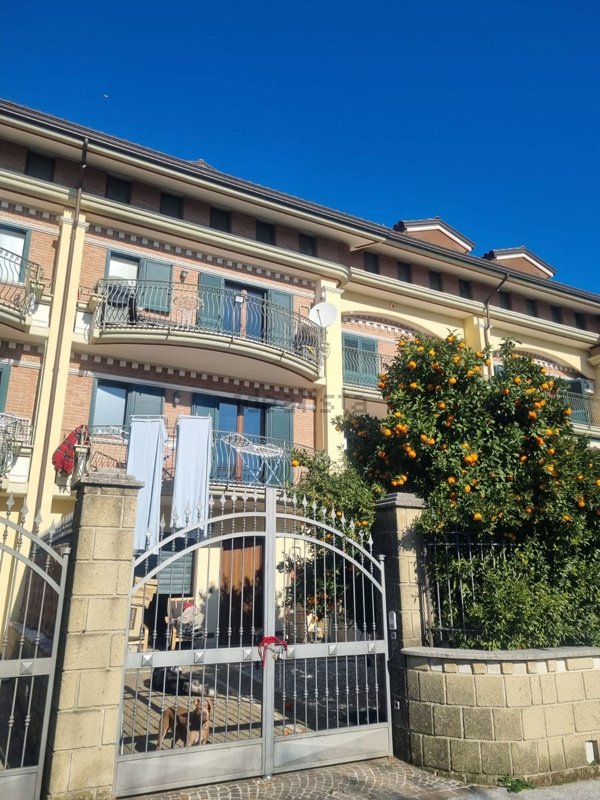 casa indipendente in vendita ad Avellino in zona Rione Mazzini