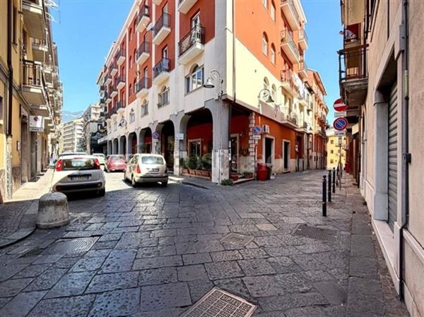 locale commerciale in vendita ad Avellino in zona Rione Mazzini