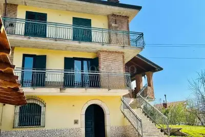 casa indipendente in vendita ad Avellino in zona Pianodardine
