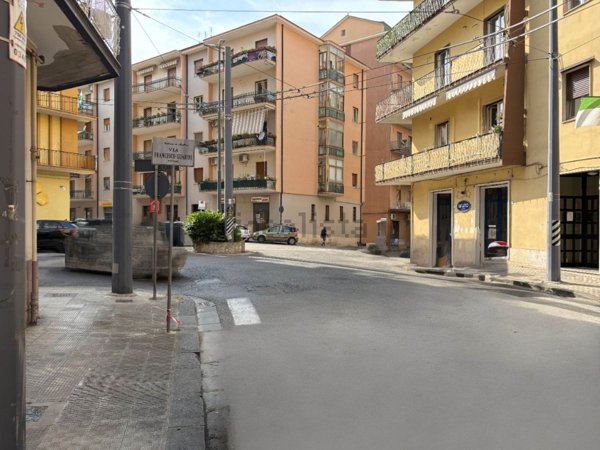 locale commerciale in vendita ad Avellino in zona Centro Città
