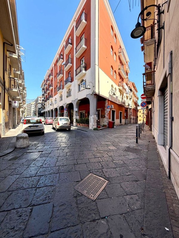 locale commerciale in vendita ad Avellino in zona Rione Mazzini