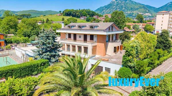 casa indipendente in vendita ad Avellino in zona Centro Città