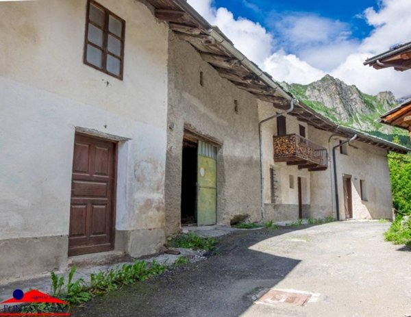 casa indipendente in vendita ad Acceglio in zona Saretto