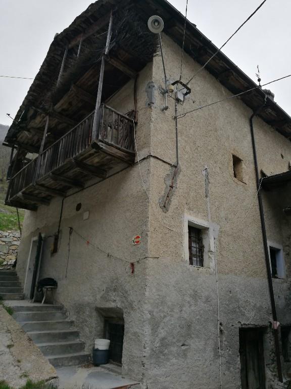 casa indipendente in vendita ad Acceglio in zona Chialvetta