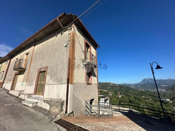 casa semindipendente in vendita a Capriglia Irpina in zona San Felice