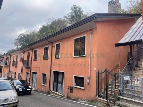 casa indipendente in vendita a Capriglia Irpina in zona Marzano