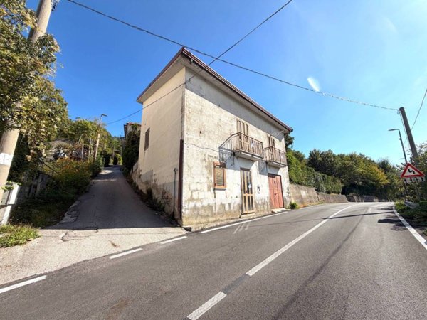 casa indipendente in vendita a Capriglia Irpina in zona Marzano
