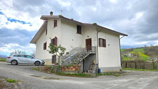 casa indipendente in vendita a Castelfranci