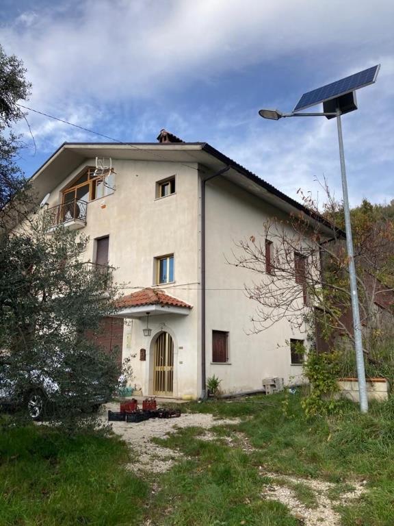 casa indipendente in vendita a Castelfranci