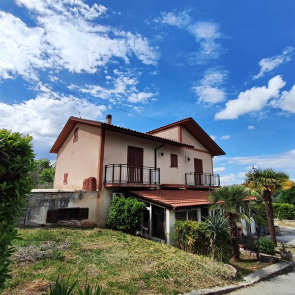 casa indipendente in vendita a Castelfranci