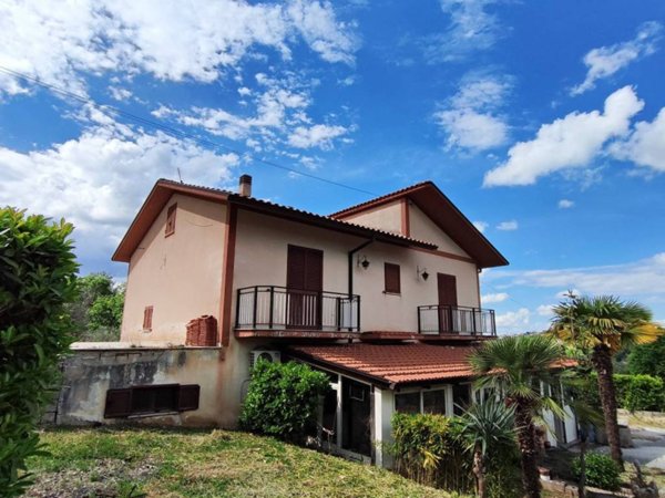 casa indipendente in vendita a Castelfranci