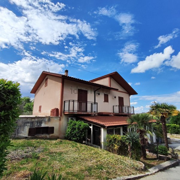 casa indipendente in vendita a Castelfranci