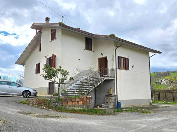 casa indipendente in vendita a Castelfranci