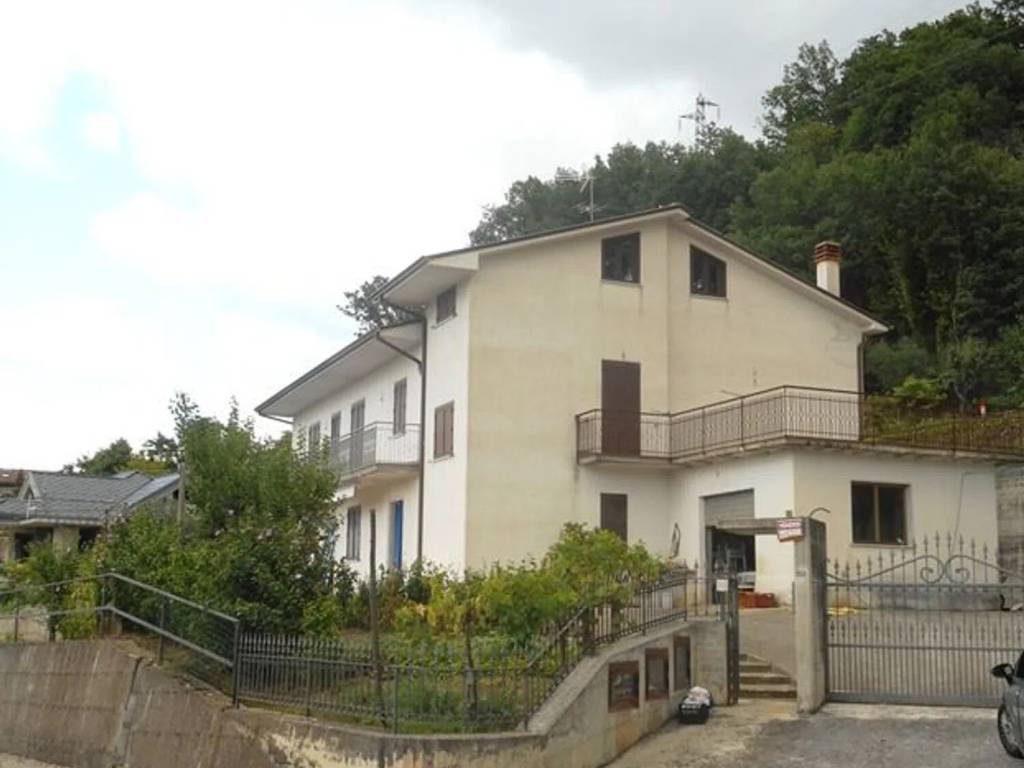 casa indipendente in vendita a Castelfranci