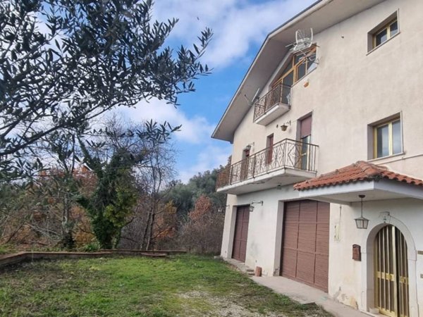 casa indipendente in vendita a Castelfranci
