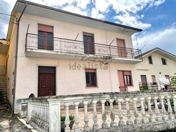 casa indipendente in vendita a Castelfranci